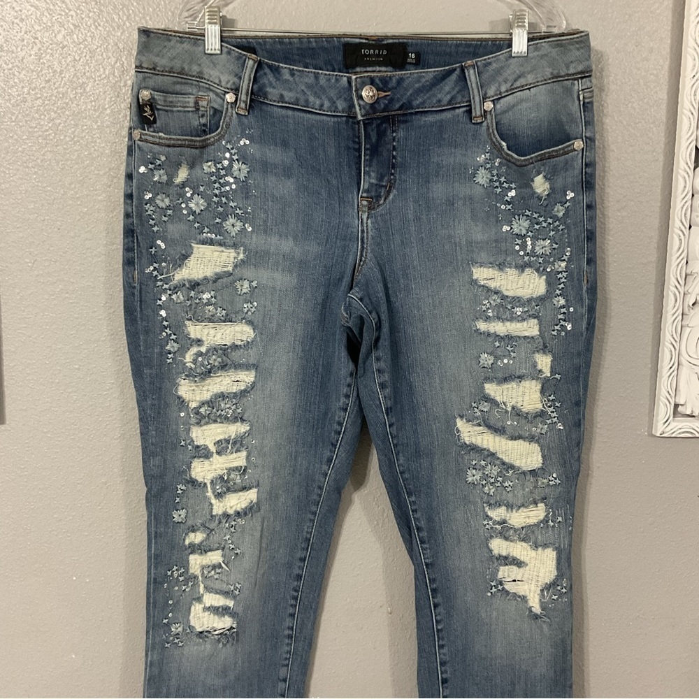 Torrid Premium Boyfriend Jeans with Floral Embroidery and distressed Size 16 - Picture 2 of 12